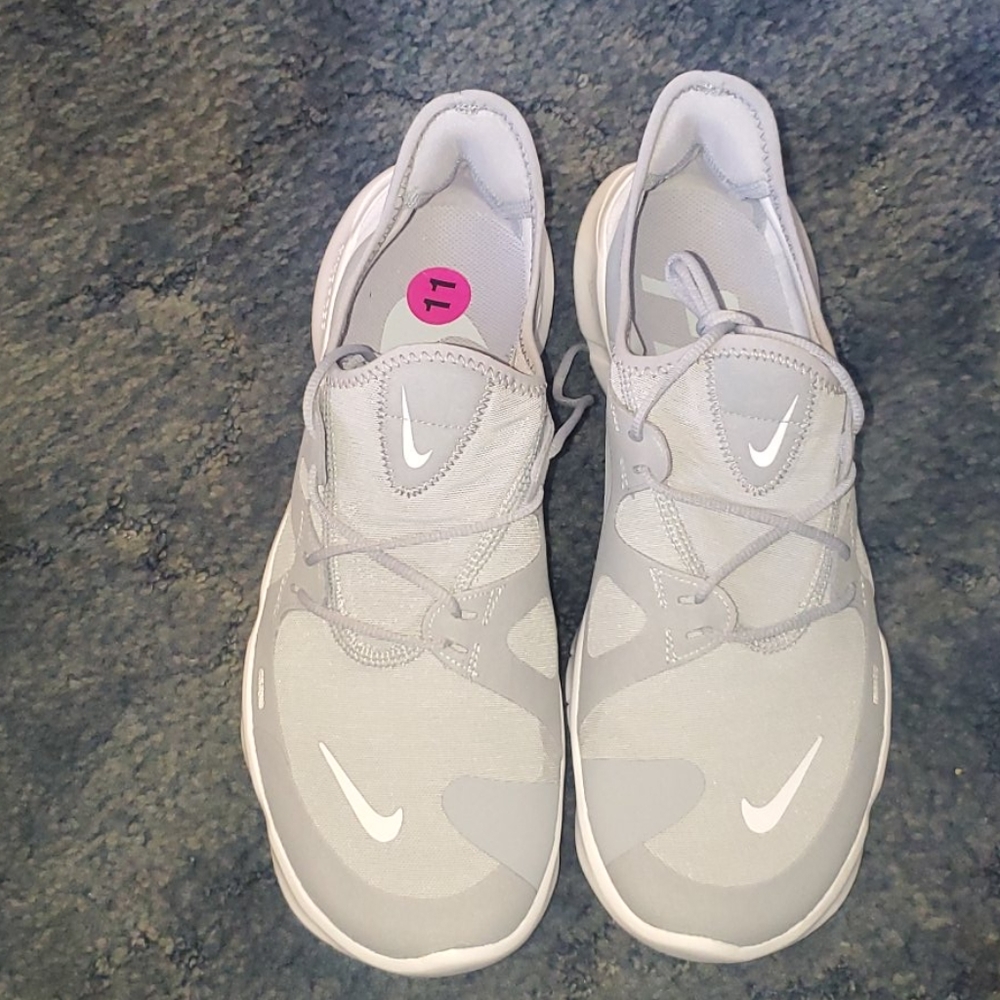 NIKE MENS FREE RUN NEW W/OUT TAGS